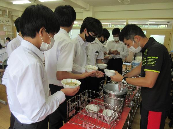 給食のおかわりに集まる、たくさんの男子生徒