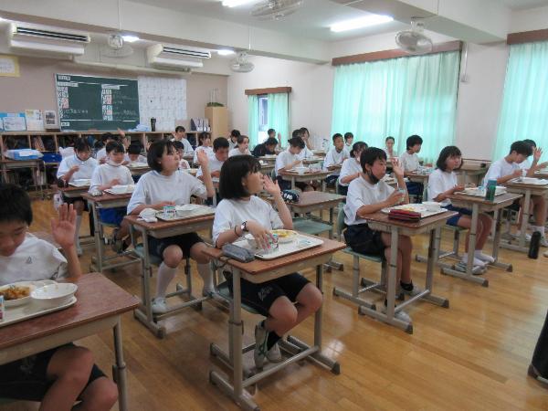黙食をしながら、クイズに参加する村立中学校2年生