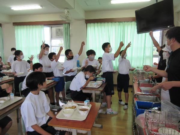 おかわりジャンケンをする村立中学校1年生