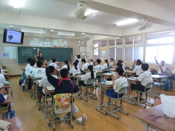 小松菜のクイズに参加する村立中学校2年生