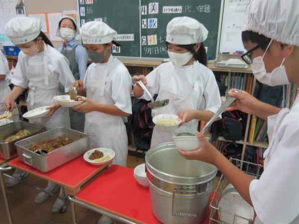 給食時間のようす（村立中学校1年生）