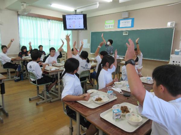 朝食クイズに手を挙げる村立中学校1年生