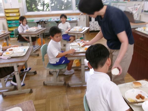 給食時間のようす（赤阪小学校2年生）
