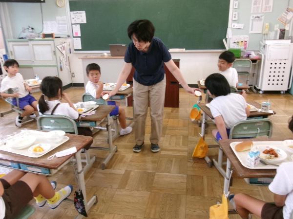 玉ねぎの断面を確認する赤阪小学校2年生