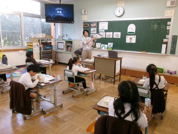 おさかなの上手な食べ方を説明する栄養教諭