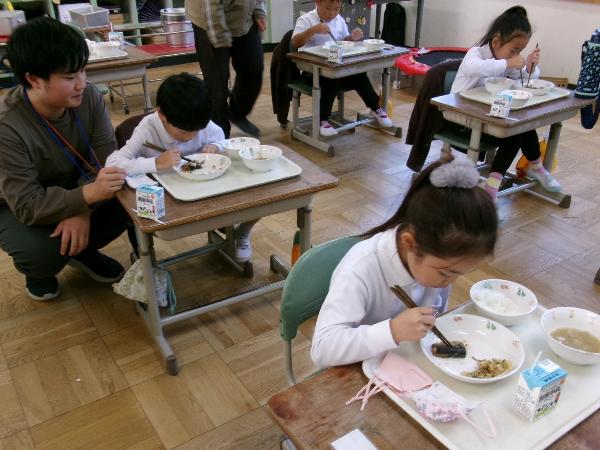 上手な食べ方を実践してみる赤阪小学校1年生