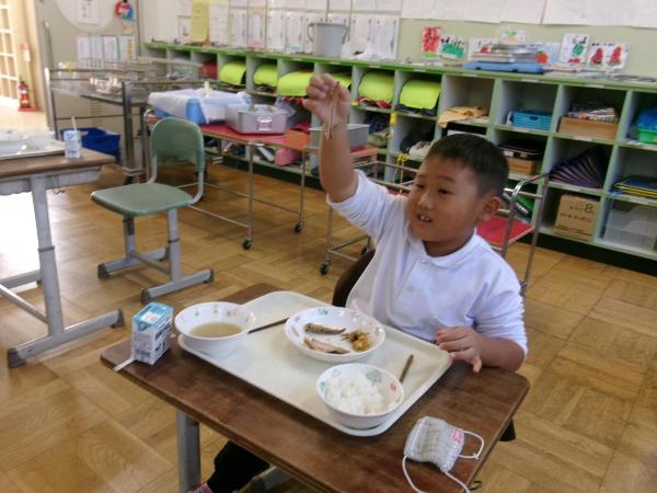 中骨を上手に取れた赤阪小学校1年生