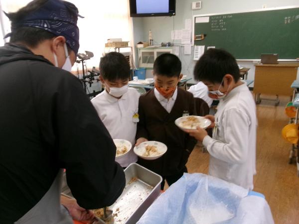 しっかりおかわりをする赤阪小学校4年生