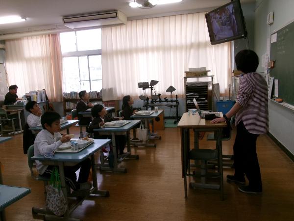 避難所の食事のようすを聞く赤阪小学校4年生