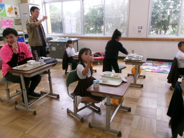 おはしデーのようす（赤阪小学校1年生）