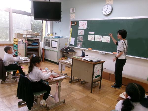 正しいおはしの持ち方を実践してみる赤阪小学校1年生