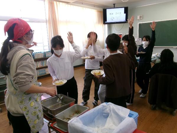 おかわりに手を挙げる赤阪小学校5年生