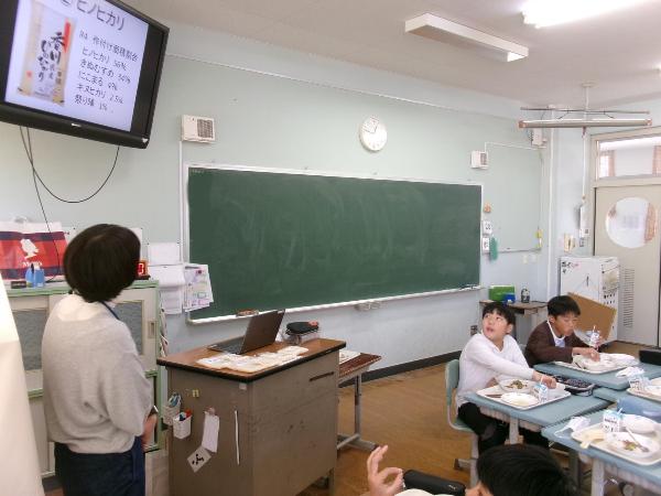 色々な品種の米を紹介する栄養教諭