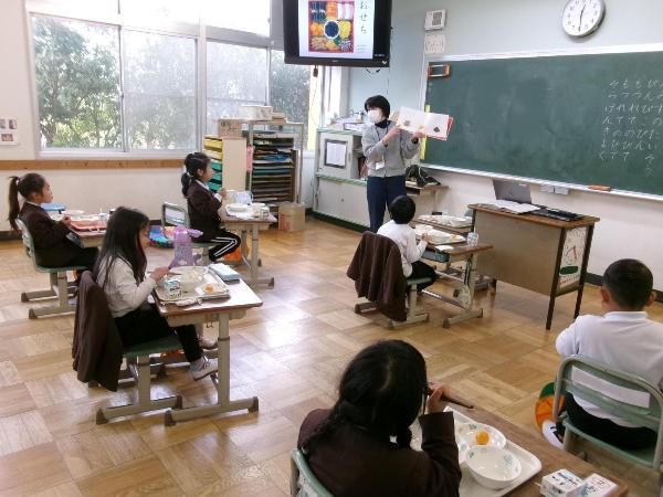給食時間のようす（赤阪小学校1年生）
