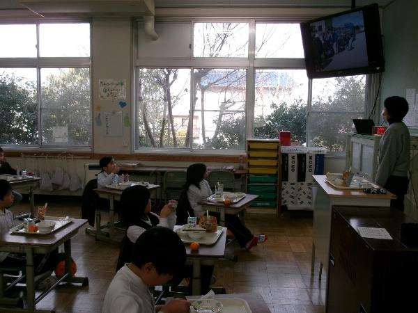 阪神淡路大震災の話を聞く赤阪小学校2年生