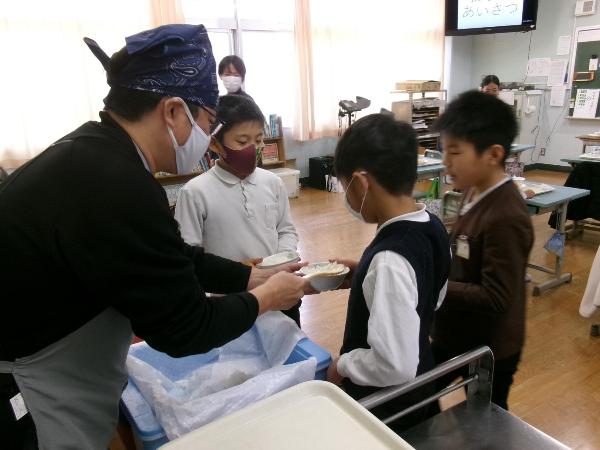 量の調整を担任の先生にしてもらう赤阪小学校4年生