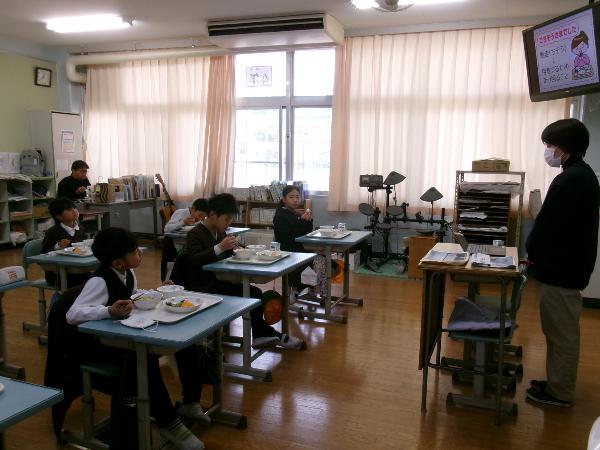 食事の挨拶の意味について聞く赤阪小学校4年生