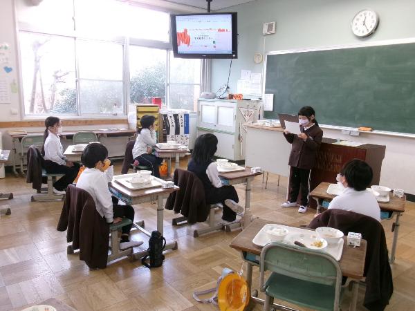 給食指導通信を読む日直さん