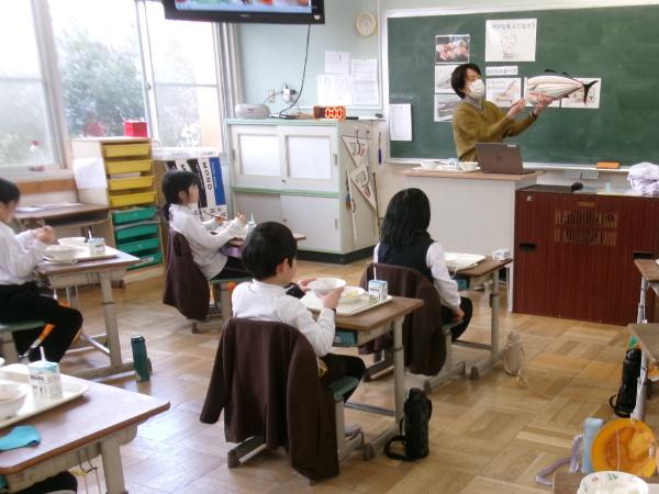 おさかなの上手な食べ方を説明する栄養教諭