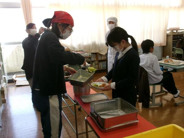 キャベツのおかわりをする赤阪小学校5年生