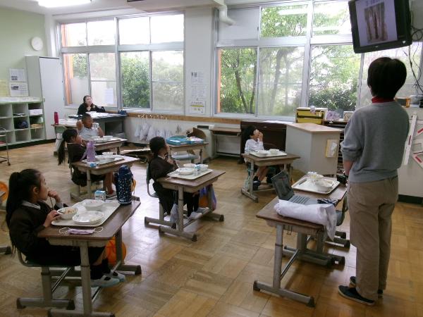 たけのこクイズに答える赤阪小学校2年生