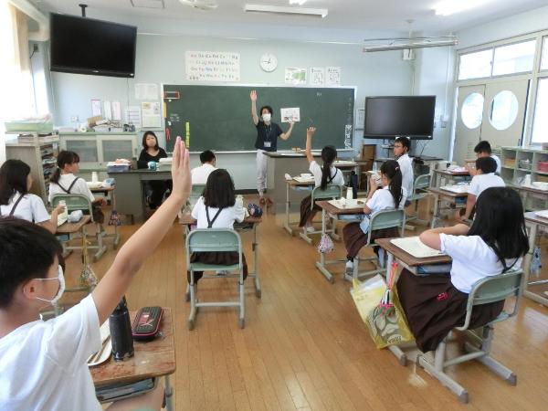 手洗いクイズに参加する赤阪小学校5年生