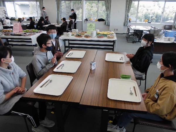 班で自己紹介をする両小学校6年生