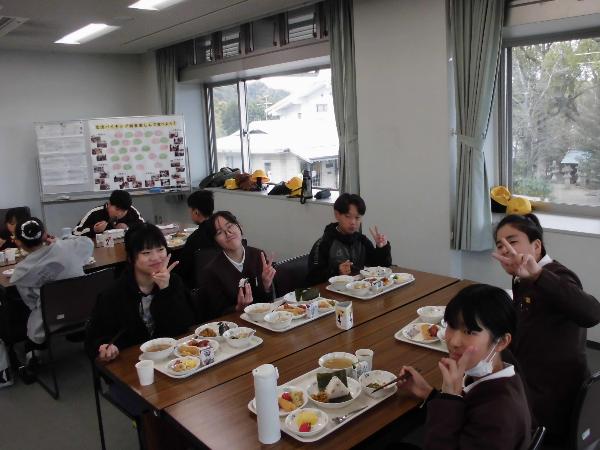 お話をしながら会食する子ども達