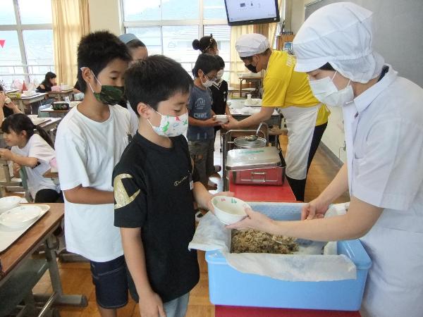 深川飯の追加盛りに並ぶ、千早小吹台小学校5年生