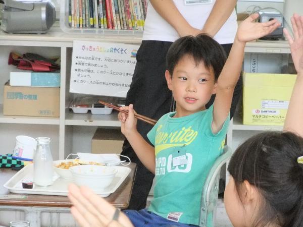 クイズで手を挙げる千早小吹台小学校1年生