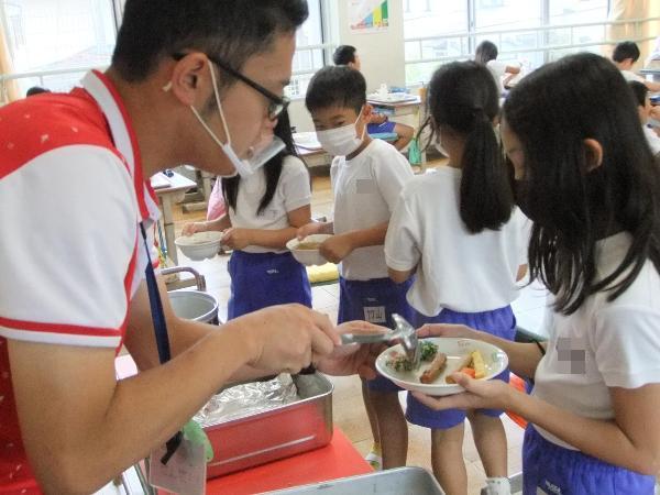 担任の先生に量の調整をしてもらう千早小吹台小学校3年生