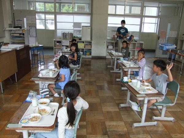 「お月見クイズ」に参加する千早小吹台小1年生