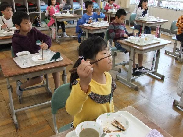 上手にとれた骨を見せる千早小吹台小学校2年生