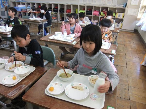 三学期初めての給食を食べる小学1年生