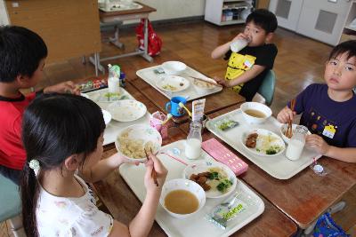 たけのこごはんを食べる小学2年生