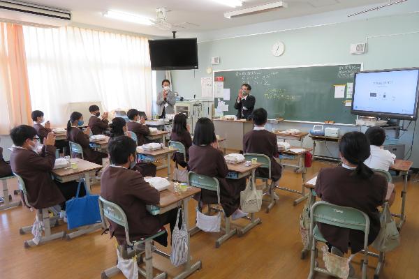 校長先生と一緒に「いただきます」の挨拶をする赤阪小学校6年生