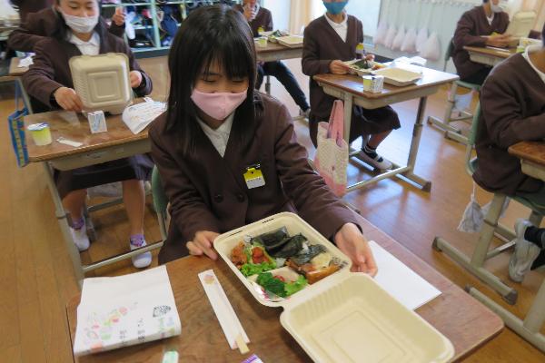 嬉しそうにランチボックス開ける赤阪小6年生