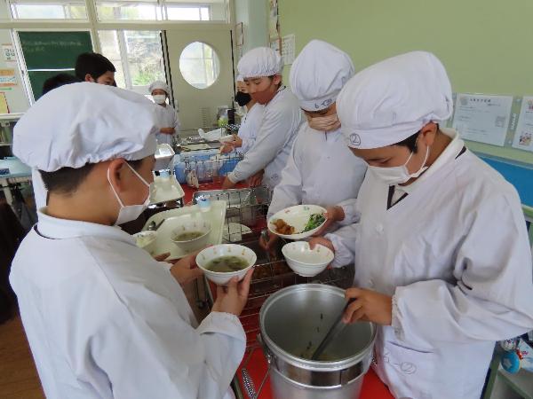 きちんと帽子をかぶって配膳をする赤阪小学校6年生