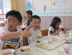 子供達がご飯を食べている写真