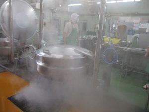 蒸らし作業の写真。釜からたくさんの蒸気が出て、周りが真っ白になっています。