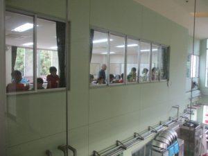 学生たちが2階から調理室を見ている写真