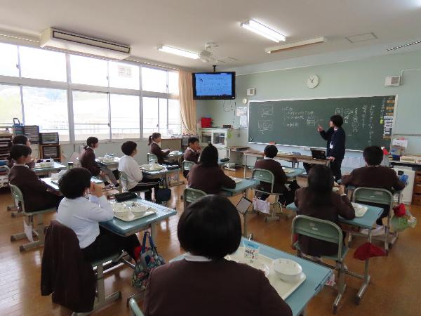 献立コンテストで自分の献立講評を聞く赤阪小学校6年生