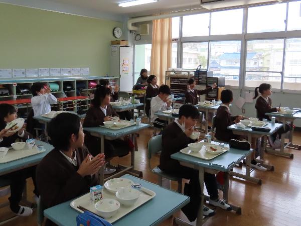 採用になって喜ぶ赤阪小学校6年生