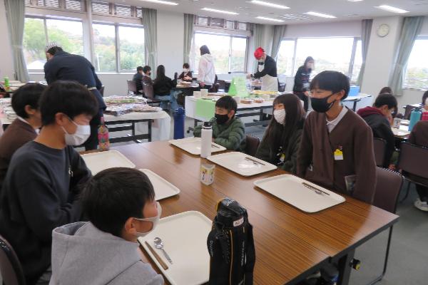 班で自己紹介をする両小学校6年生