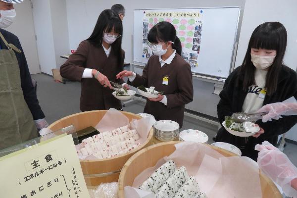 主食を選ぶ子ども達