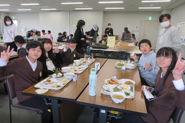 お話をしながら会食する子ども達