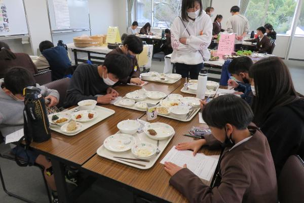 ふりかえりシートに自分の食べた量を記入する小学6年生