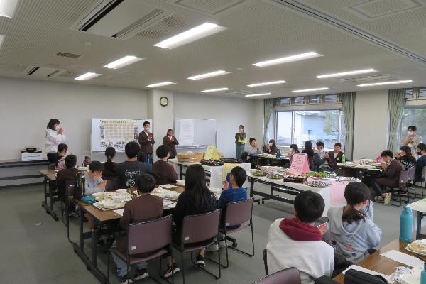 「ごちそうさま」の挨拶をする小学6年生