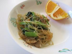 小松菜と春雨の炒め物の写真