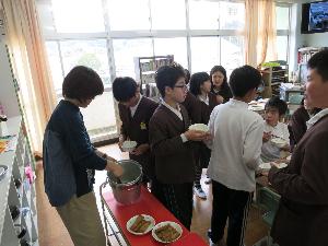 赤阪小学校6年生が給食を配膳している画像